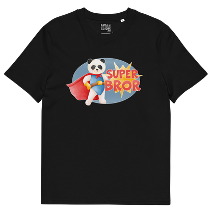 Svart t-skjorte som ligger flatt, med teksten "Superbror" og figur av en stolt panda i superhelt-klær. Foto.