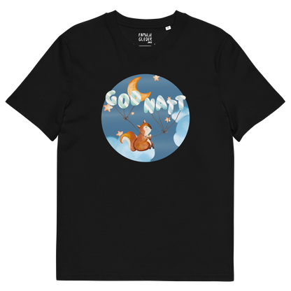 Svart t-skjorte som ligger flatt, med et lykkelig ekorn som sitter på en sky og holder ballonger med teksten "God natt". Foto.