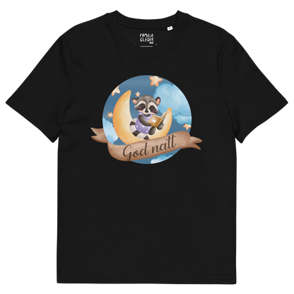 Svart t-skjorte som ligger flatt, med teksten "God natt" og figur av en lykkelig vaskebjørn som sitter på månen og leser en bok. Foto.