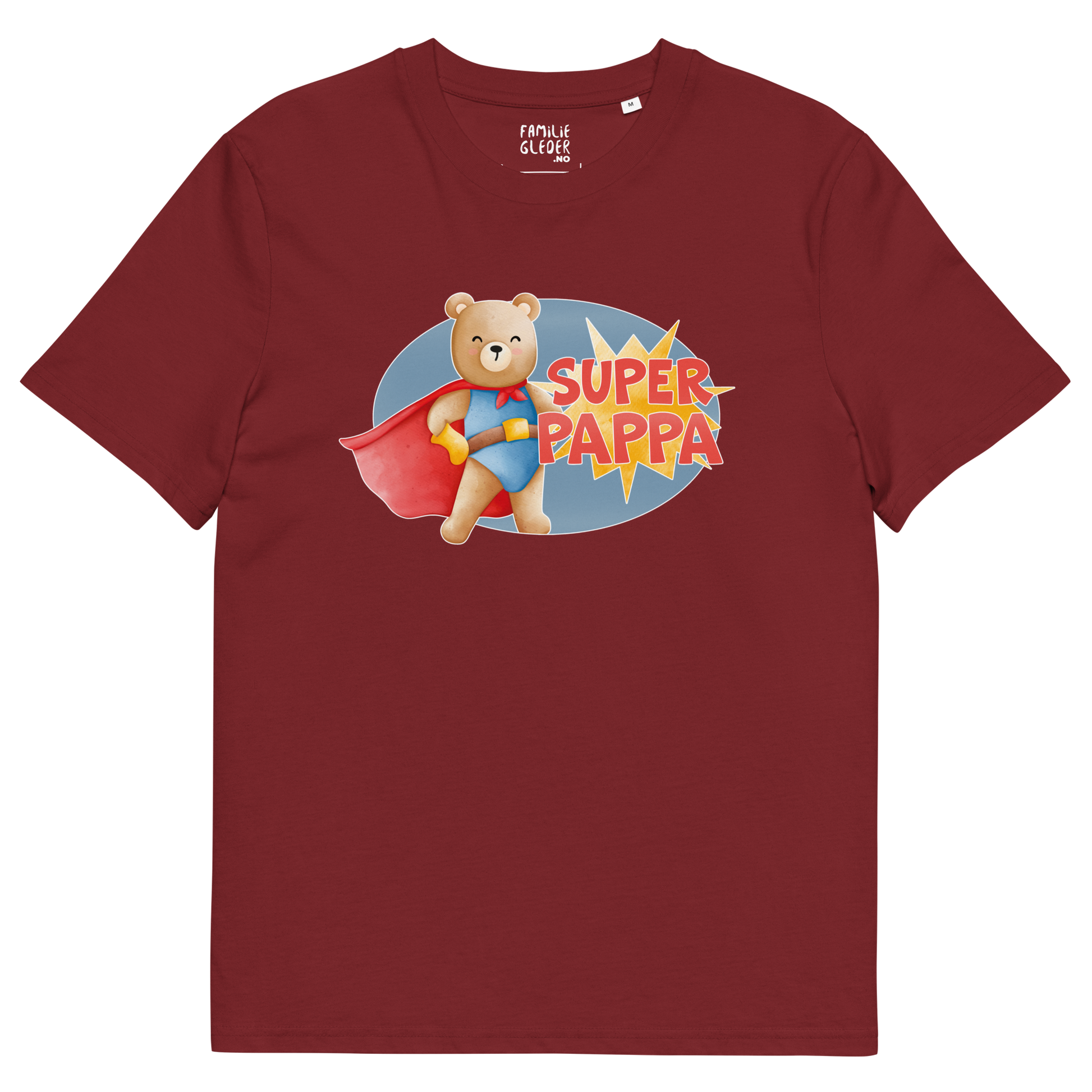 Burgunder t-skjorte som ligger flatt, med teksten "Superpappa" og figur av en stolt bamse i superhelt-klær. Foto.