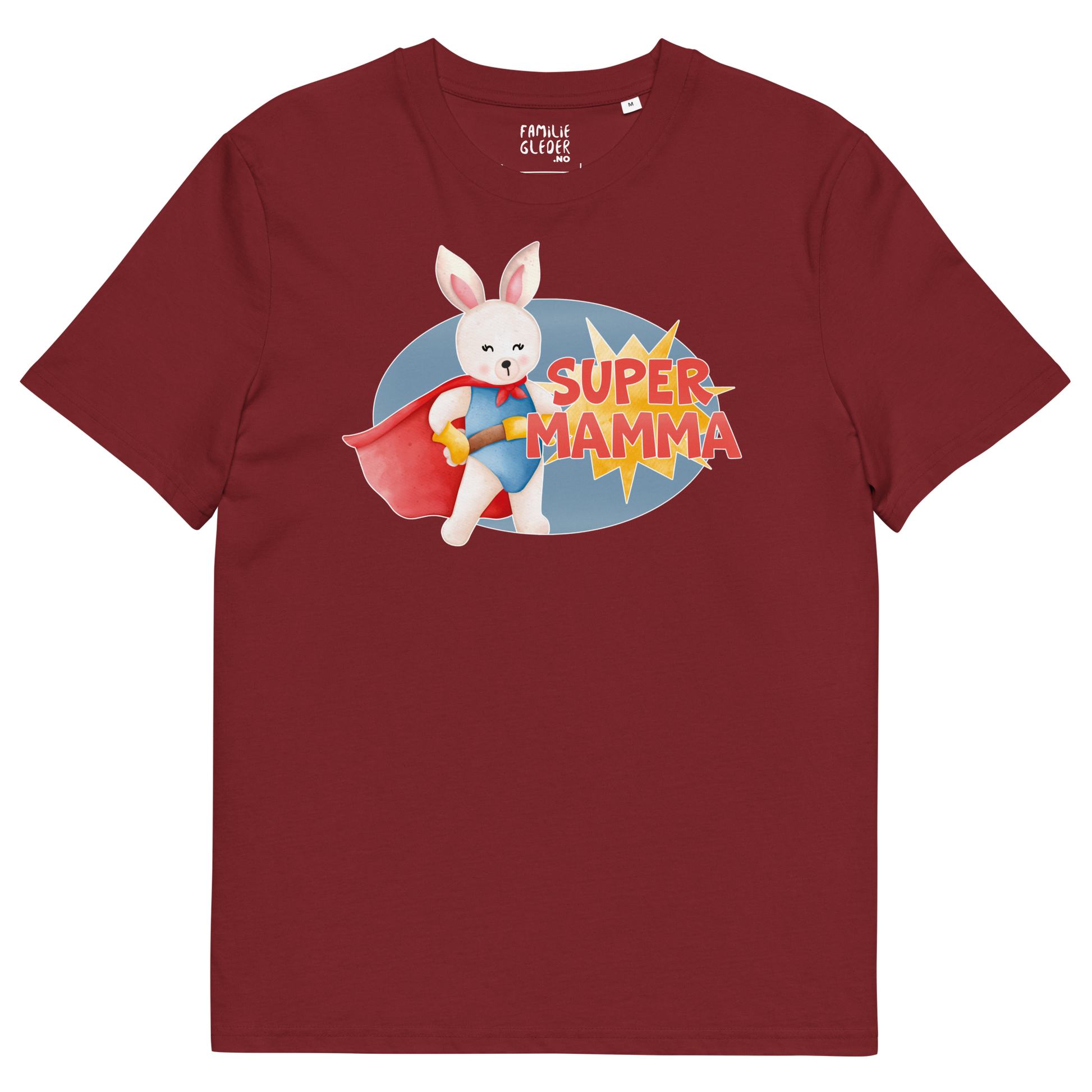 Burgunder t-skjorte som ligger flatt, med teksten "Supermamma" og figur av en stolt kanin i superhelt-klær. Foto.