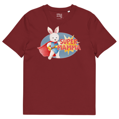 Burgunder t-skjorte som ligger flatt, med teksten "Supermamma" og figur av en stolt kanin i superhelt-klær. Foto.