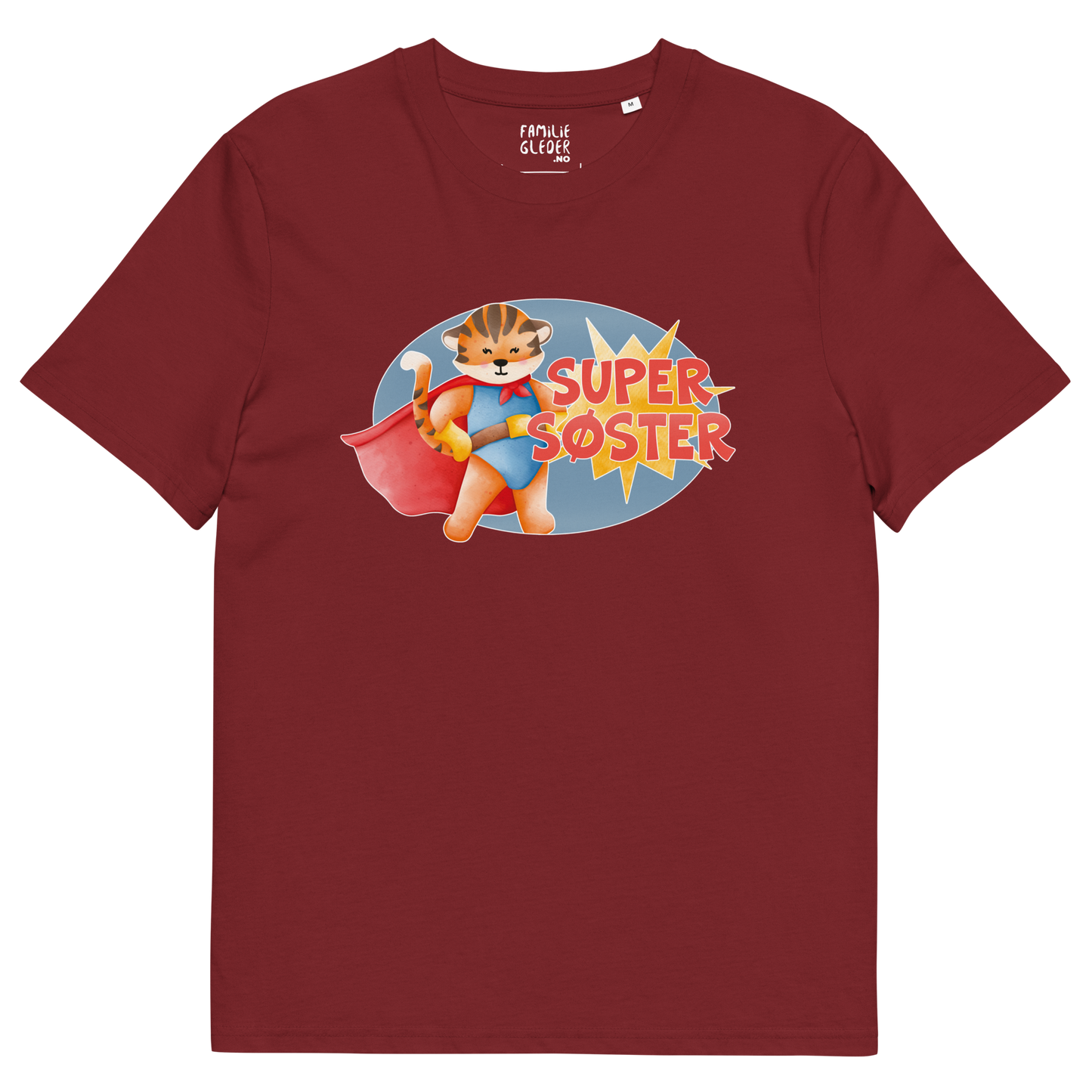 Burgunder t-skjorte som ligger flatt, med teksten "Supersøster" og figur av en stolt tiger i superhelt-klær. Foto.