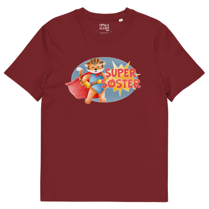 Burgunder t-skjorte som ligger flatt, med teksten "Supersøster" og figur av en stolt tiger i superhelt-klær. Foto.