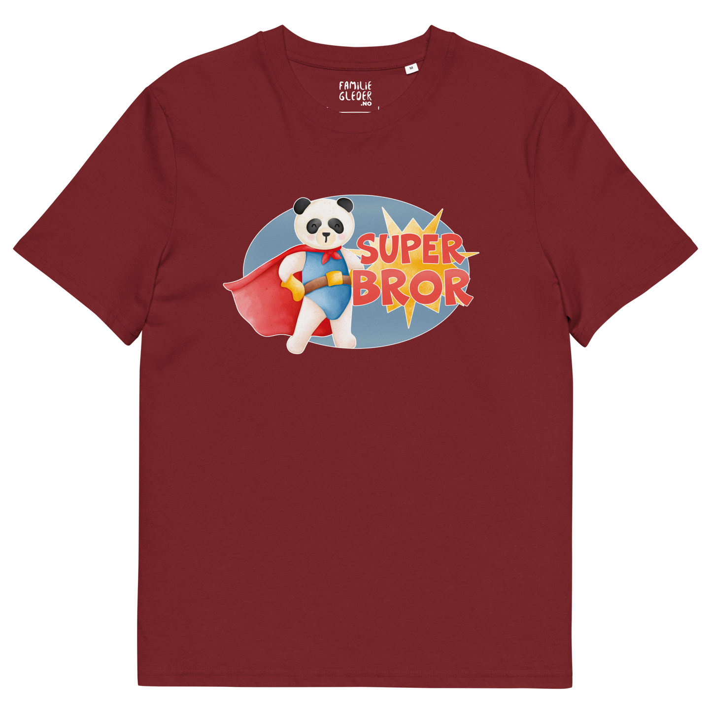 Burgunder t-skjorte som ligger flatt, med teksten "Superbror" og figur av en stolt panda i superhelt-klær. Foto.