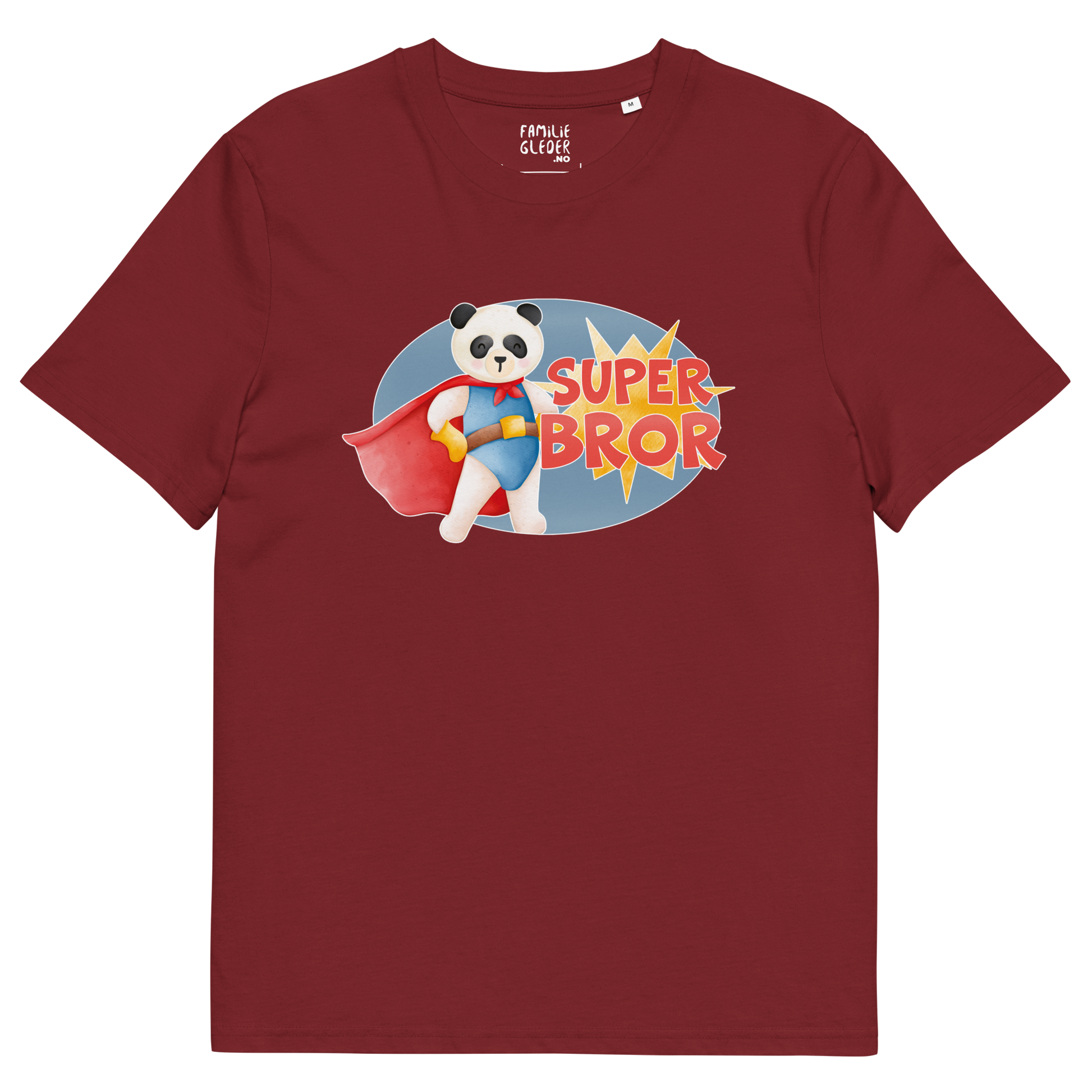 Burgunder t-skjorte som ligger flatt, med teksten "Superbror" og figur av en stolt panda i superhelt-klær. Foto.