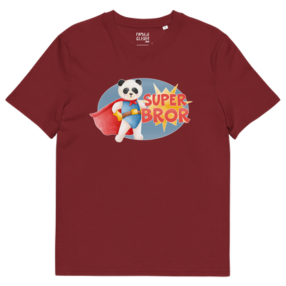 Burgunder t-skjorte som ligger flatt, med teksten "Superbror" og figur av en stolt panda i superhelt-klær. Foto.