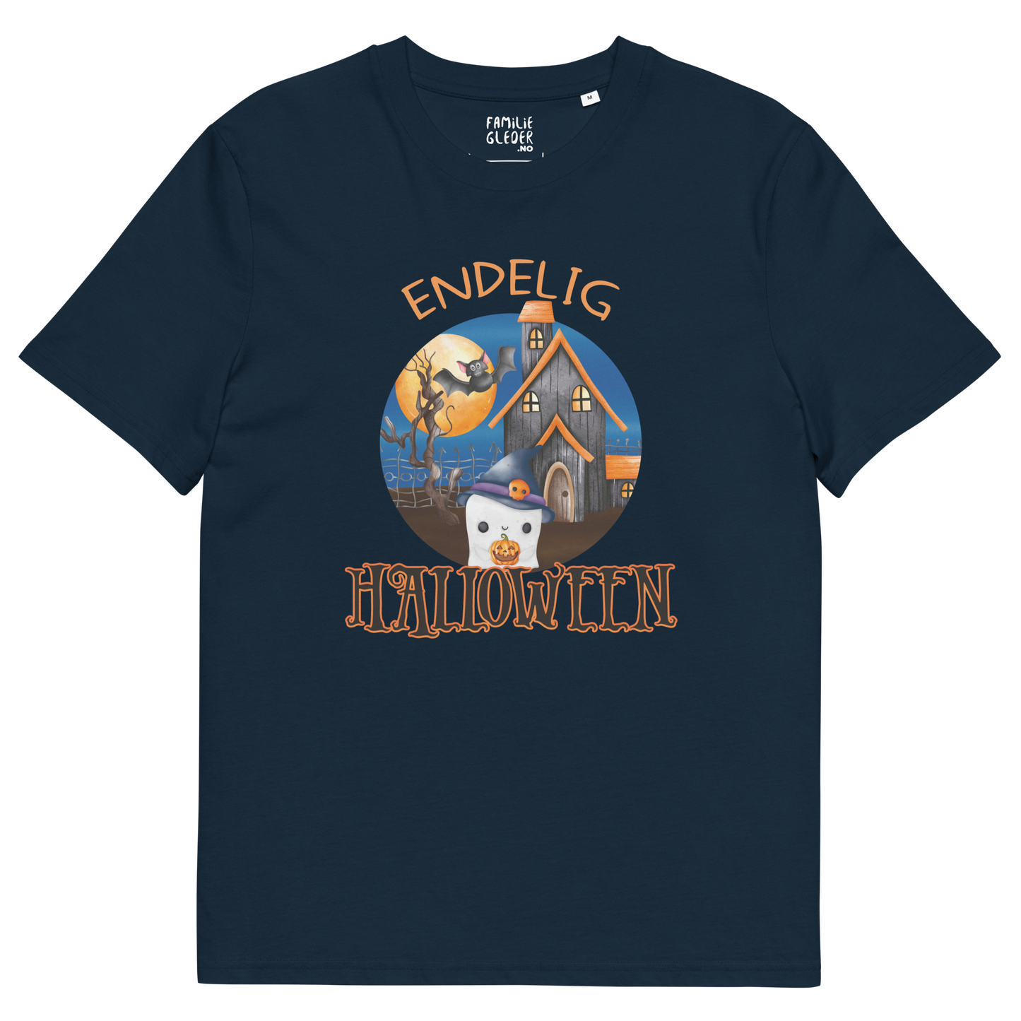 Mørkeblå t-skjorte som ligger flatt, med teksten "Endelig halloween" og figur av et søtt spøkelse med heksehatt foran et hus med en stor fullmåne i bakgrunnen. Foto.