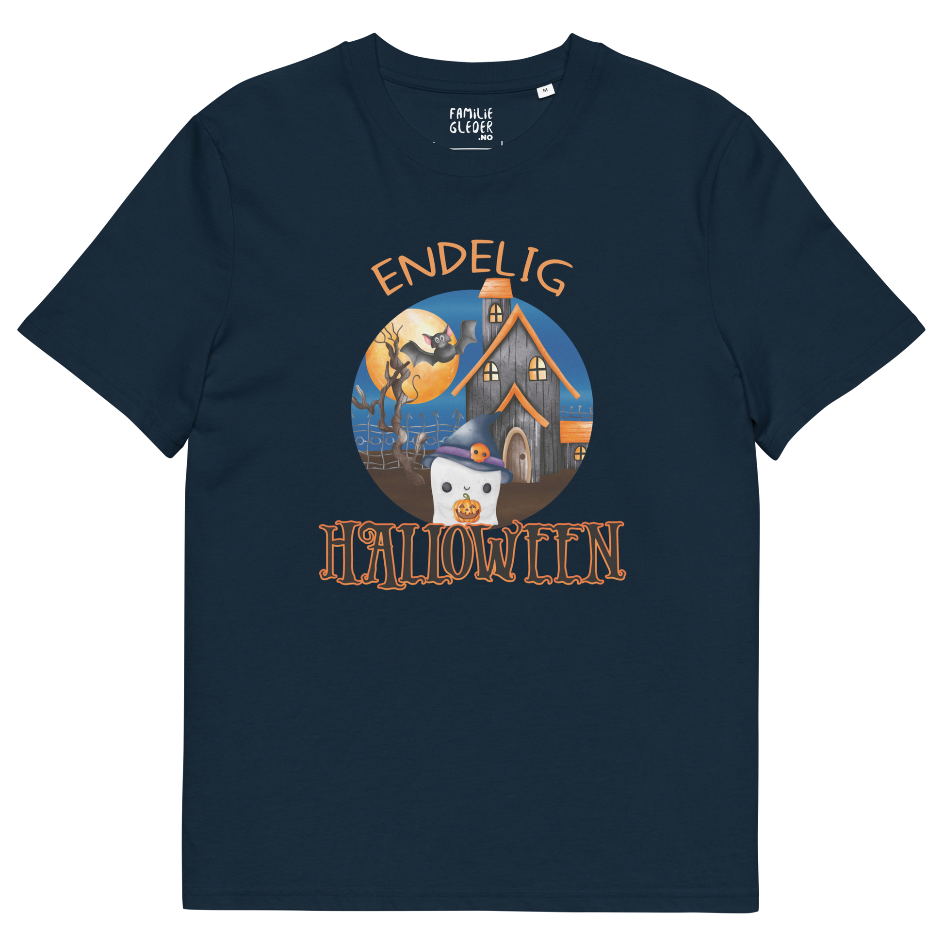Mørkeblå t-skjorte som ligger flatt, med teksten "Endelig halloween" og figur av et søtt spøkelse med heksehatt foran et hus med en stor fullmåne i bakgrunnen. Foto.
