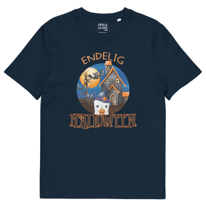 Mørkeblå t-skjorte som ligger flatt, med teksten "Endelig halloween" og figur av et søtt spøkelse med heksehatt foran et hus med en stor fullmåne i bakgrunnen. Foto.