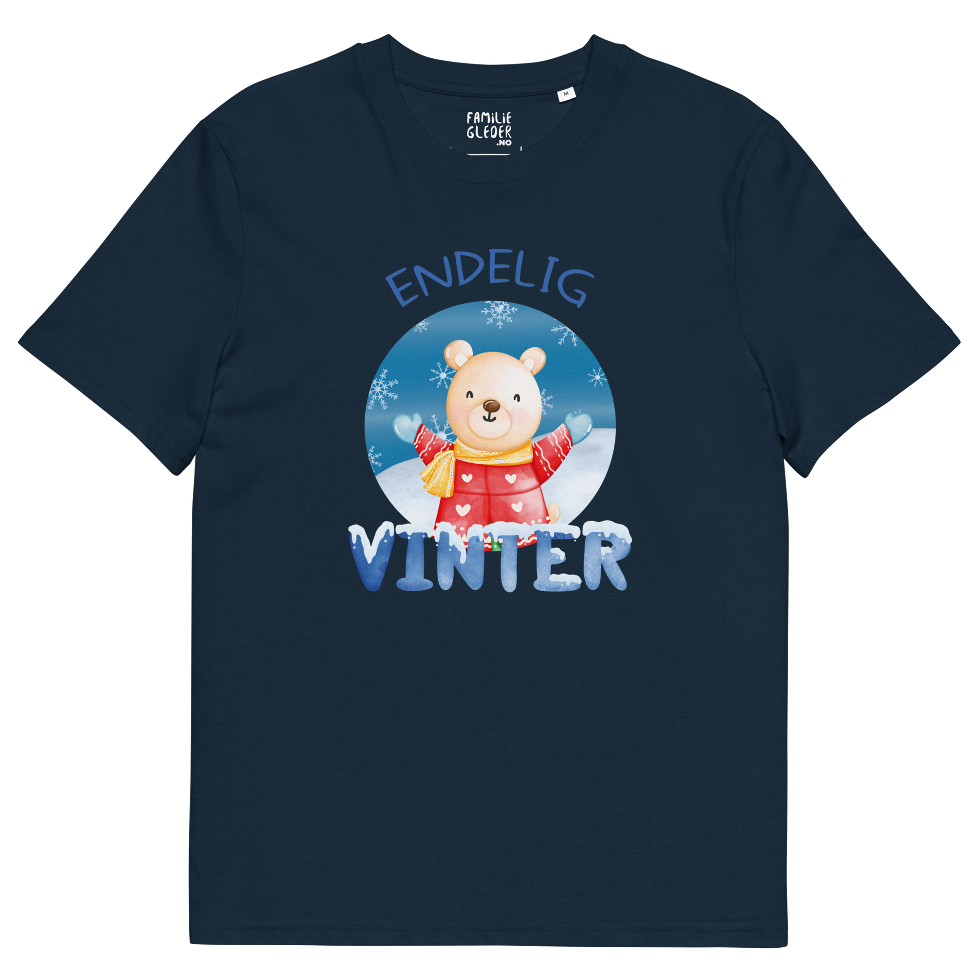 Mørkeblå t-skjorte som ligger flatt, med teksten "Endelig vinter" og figur av en lykkelig bamse i vinterklær som nyter snøen. Foto.