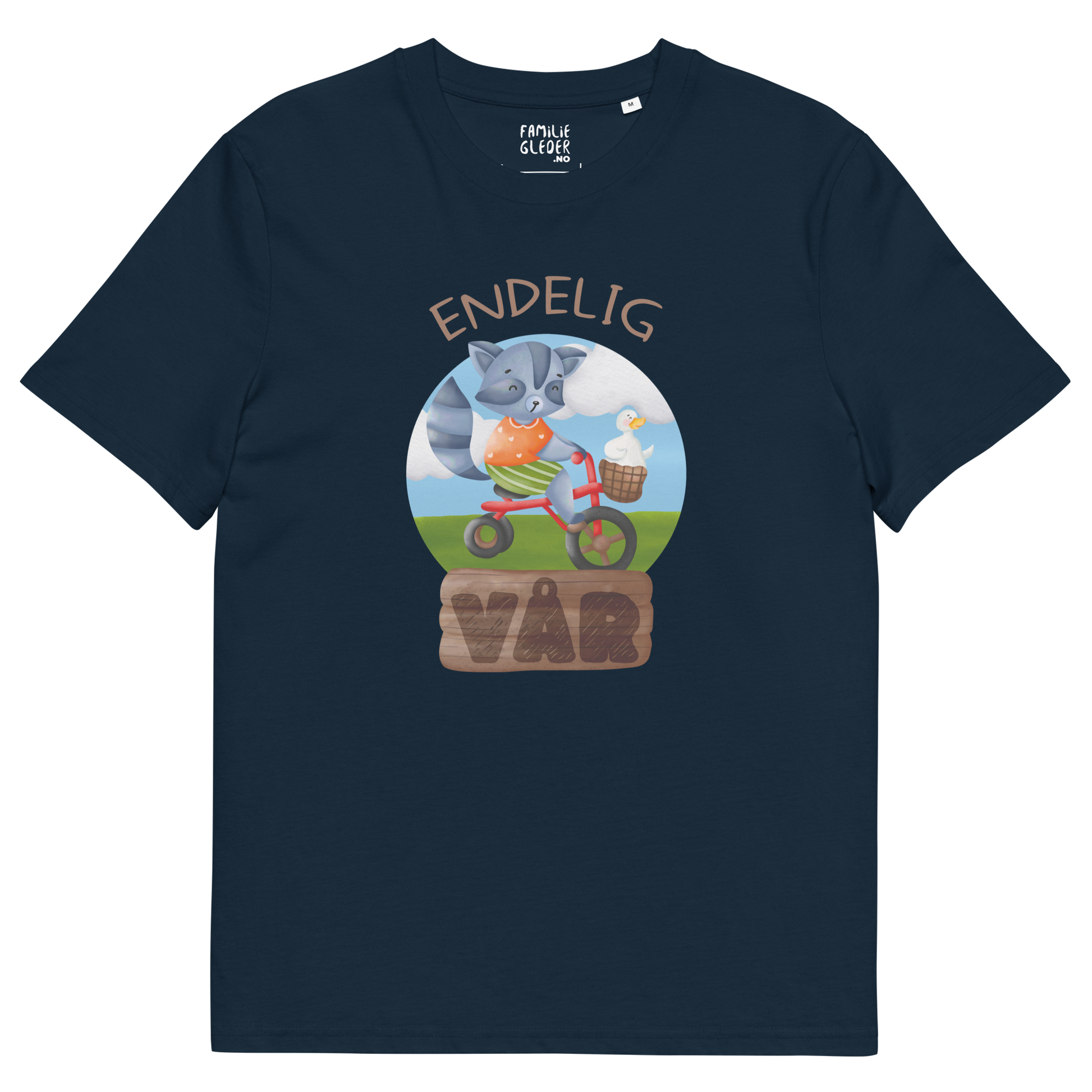 Mørkeblå t-skjorte som ligger flatt, med teksten "Endelig vår" og figur av en glad vaskebjørn på sykkel med en fornøyd gås i kurven på styret. Foto.
