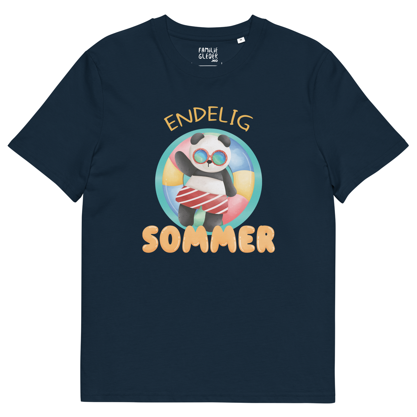 Mørkeblå t-skjorte som ligger flatt, med teksten "Endelig sommer" og figur av en avslappet panda med solbriller som flyter i vannet på en badering. Foto.