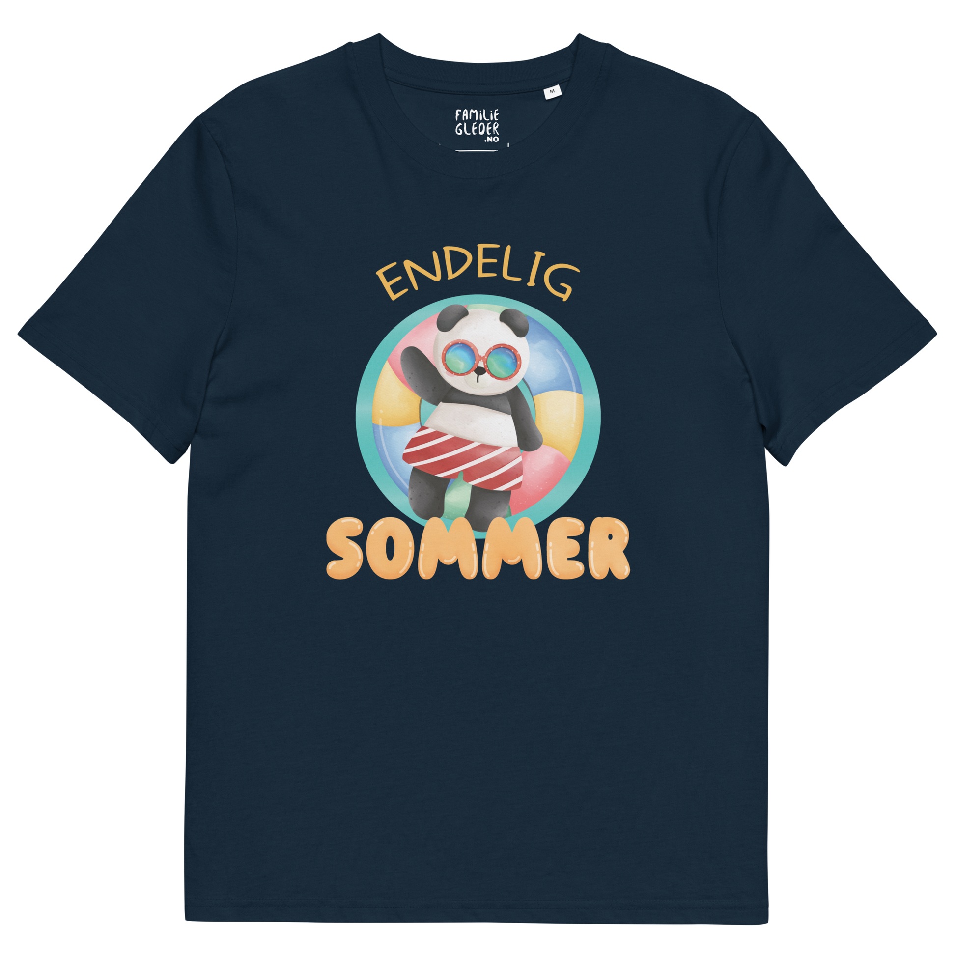 Mørkeblå t-skjorte som ligger flatt, med teksten "Endelig sommer" og figur av en avslappet panda med solbriller som flyter i vannet på en badering. Foto.