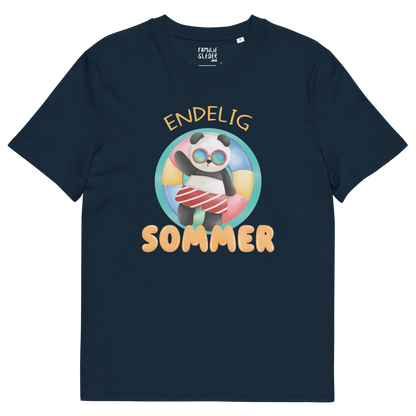 Mørkeblå t-skjorte som ligger flatt, med teksten "Endelig sommer" og figur av en avslappet panda med solbriller som flyter i vannet på en badering. Foto.