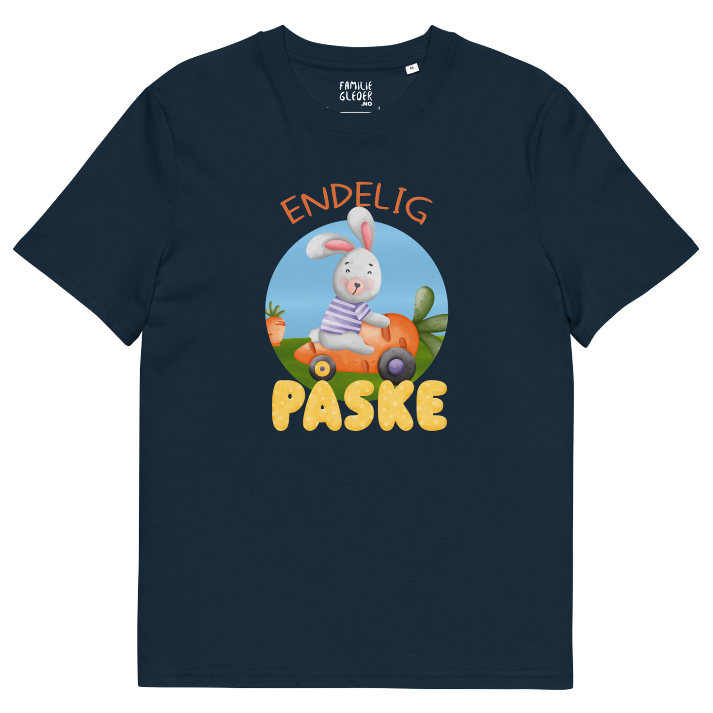 Mørkeblå t-skjorte som ligger flatt, med teksten "Endelig påske" og figur av en glad kanin som kjører en gulrotbil. Foto.