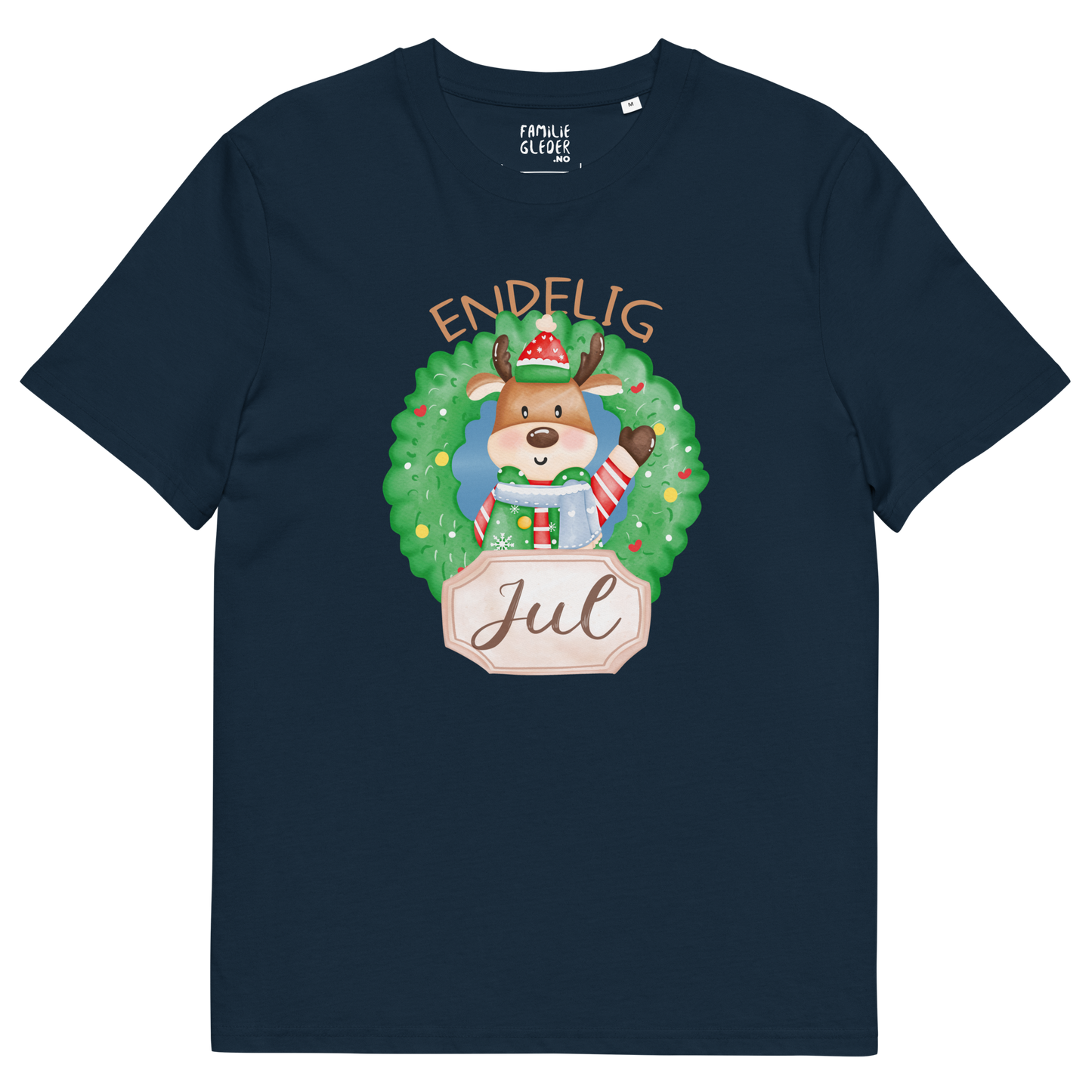 Mørkeblå t-skjorte som ligger flatt, med teksten "Endelig jul" og figur av en søt elg i julete klær med en julekrans rundt seg. Foto.