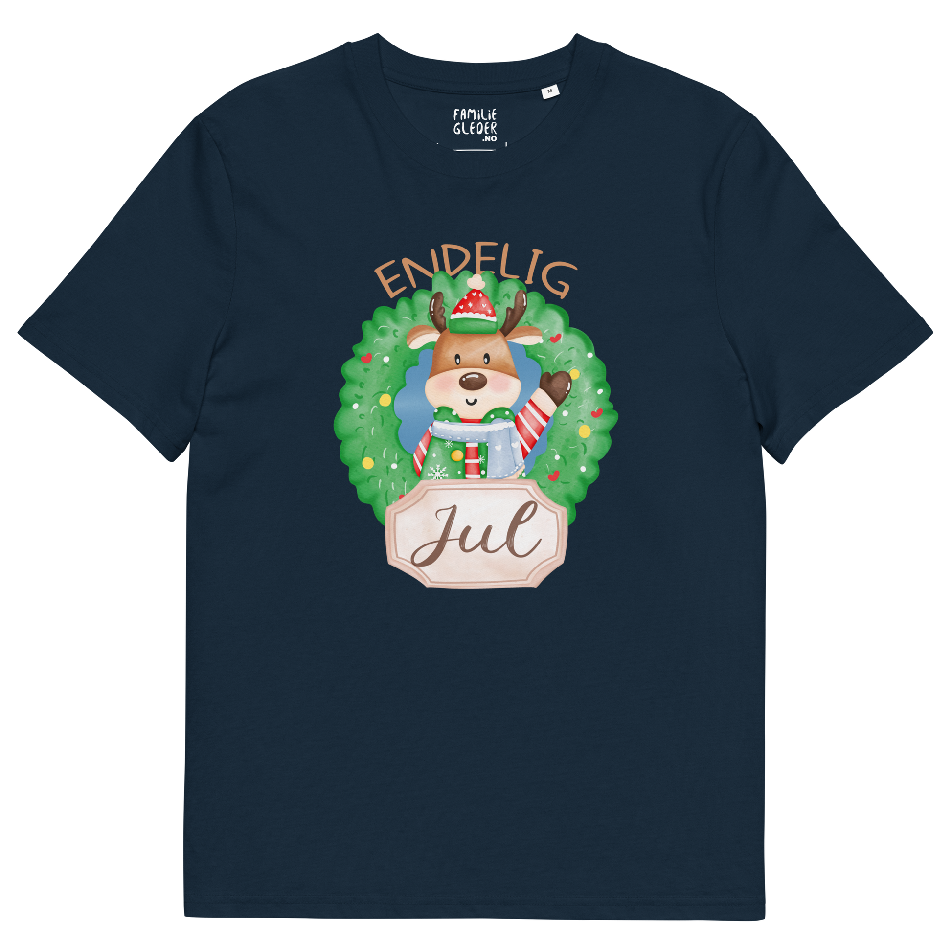Mørkeblå t-skjorte som ligger flatt, med teksten "Endelig jul" og figur av en søt elg i julete klær med en julekrans rundt seg. Foto.