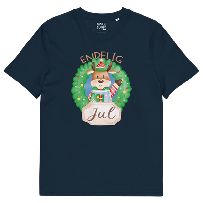 Mørkeblå t-skjorte som ligger flatt, med teksten "Endelig jul" og figur av en søt elg i julete klær med en julekrans rundt seg. Foto.