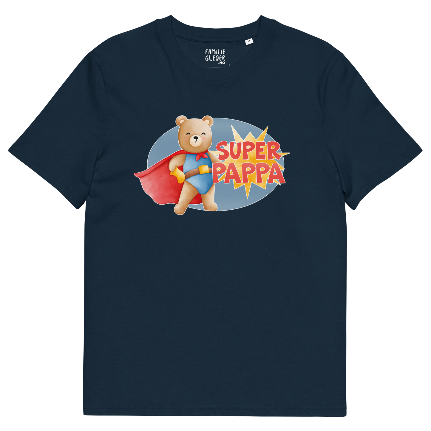 Mørkeblå t-skjorte som ligger flatt, med teksten "Superpappa" og figur av en stolt bamse i superhelt-klær. Foto.