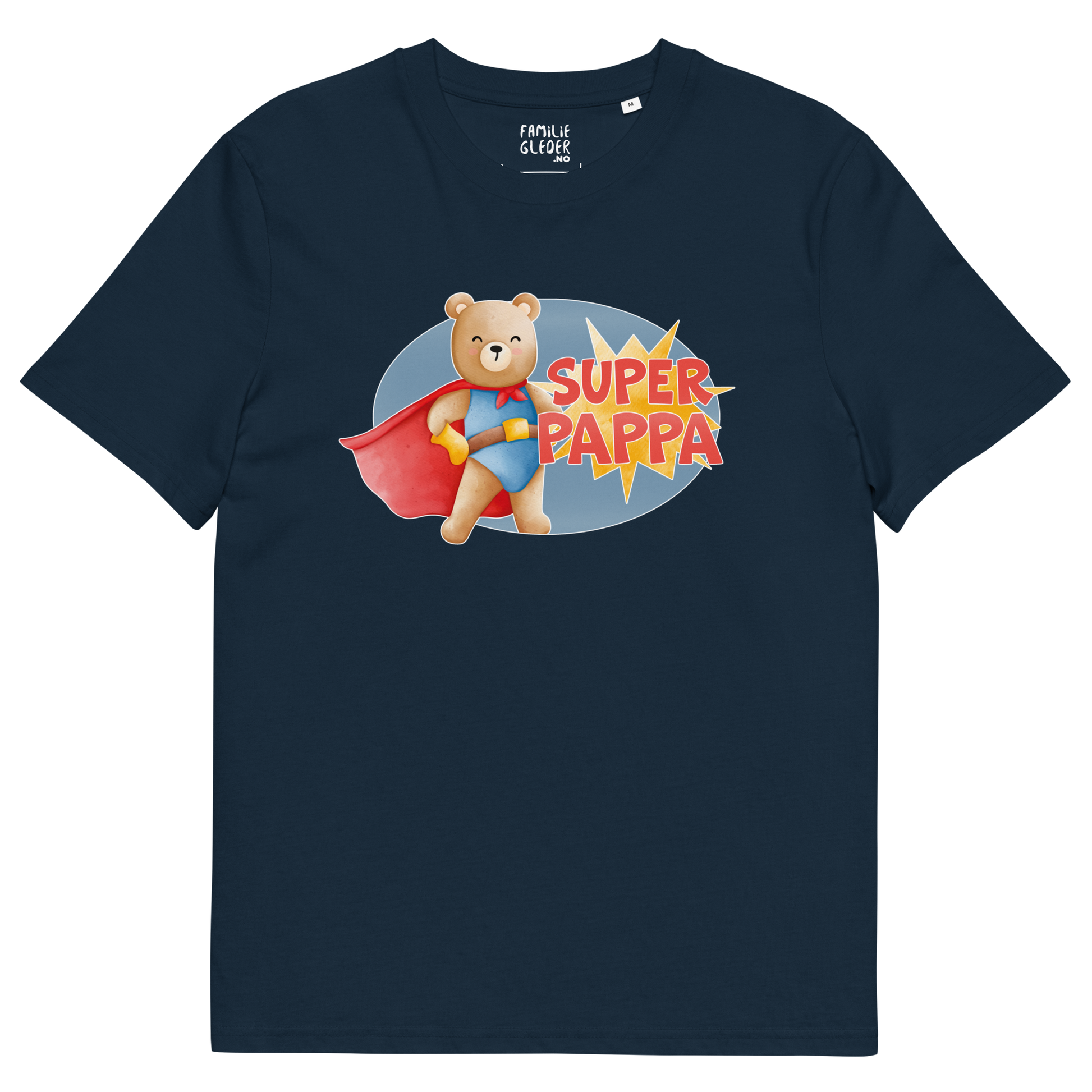 Mørkeblå t-skjorte som ligger flatt, med teksten "Superpappa" og figur av en stolt bamse i superhelt-klær. Foto.