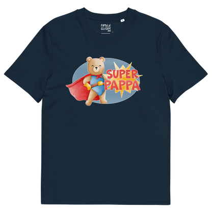 Mørkeblå t-skjorte som ligger flatt, med teksten "Superpappa" og figur av en stolt bamse i superhelt-klær. Foto.