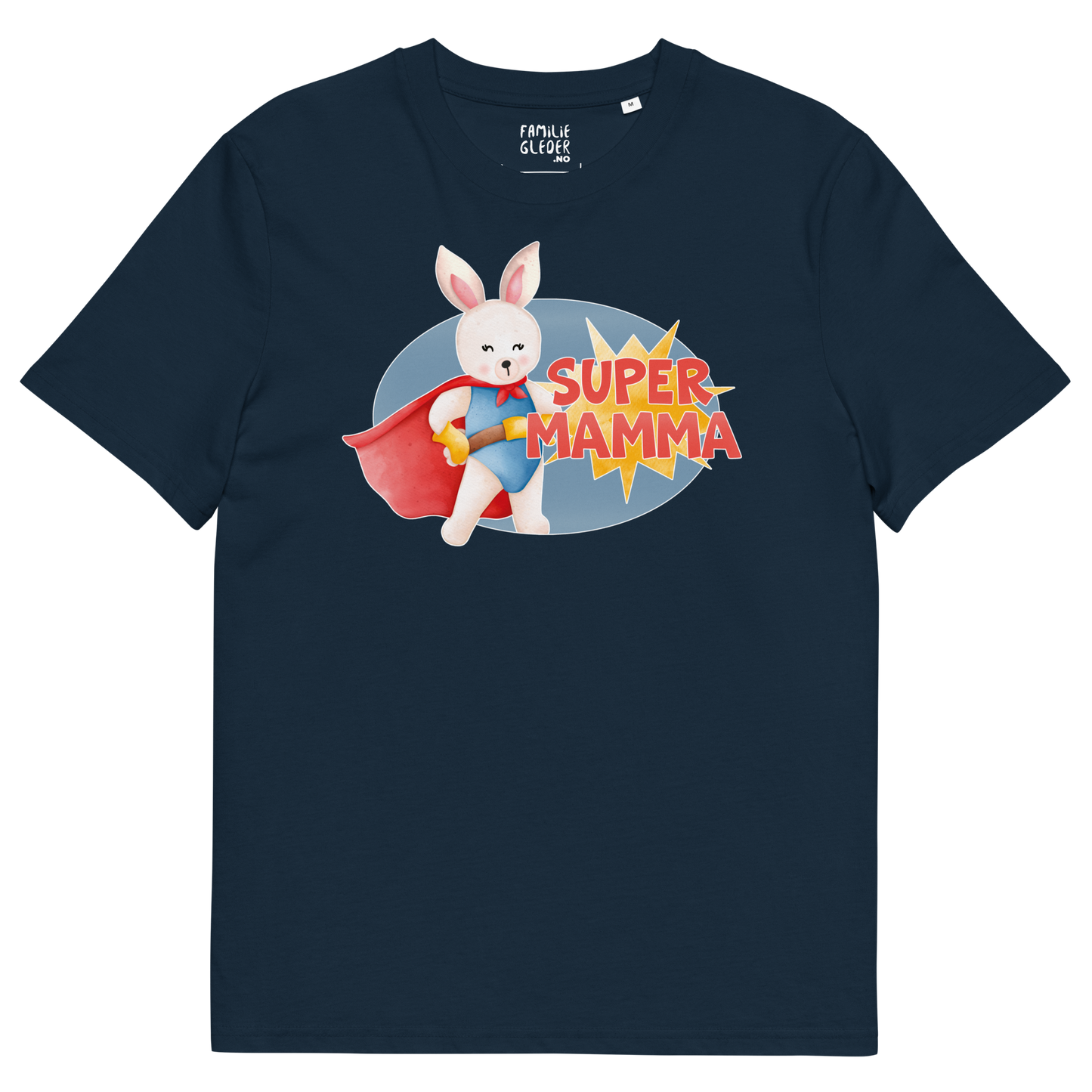 Mørkeblå t-skjorte som ligger flatt, med teksten "Supermamma" og figur av en stolt kanin i superhelt-klær. Foto.