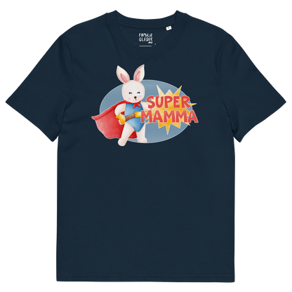 Mørkeblå t-skjorte som ligger flatt, med teksten "Supermamma" og figur av en stolt kanin i superhelt-klær. Foto.