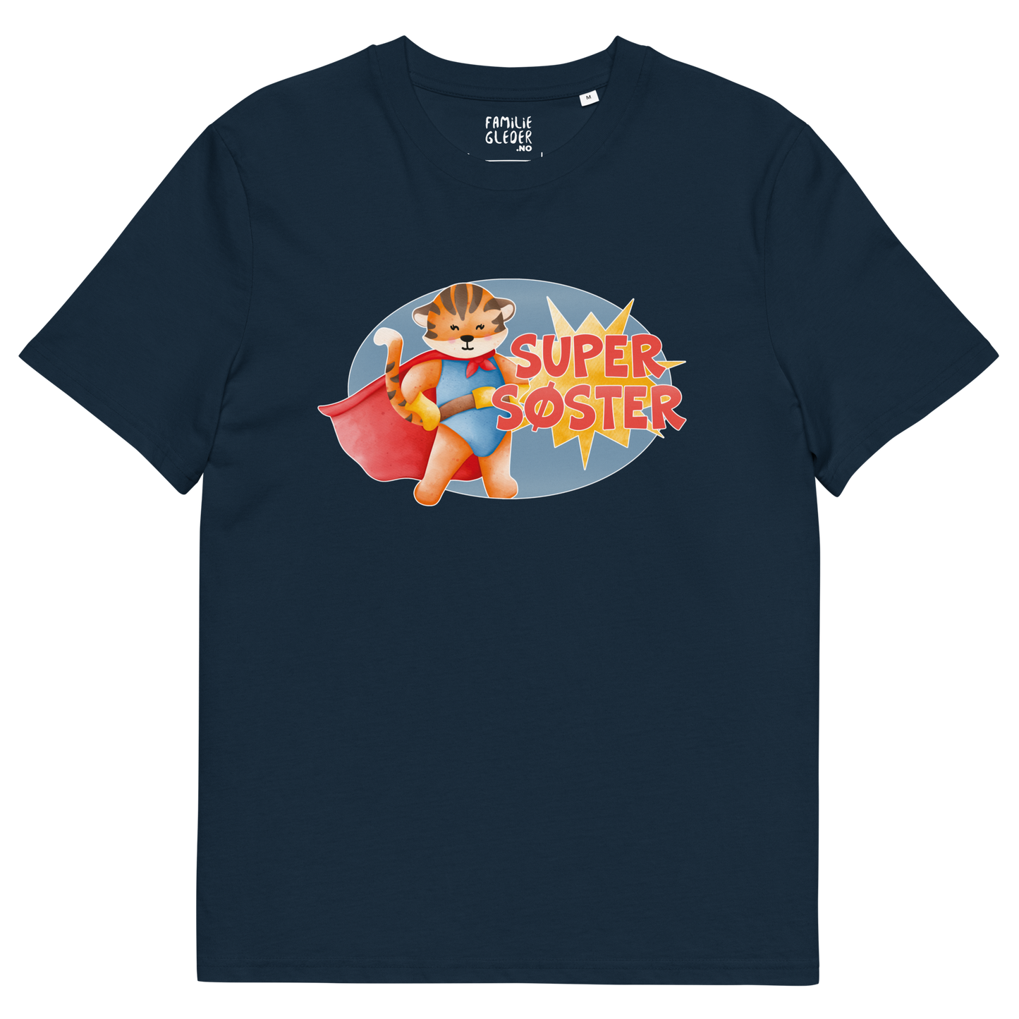 Mørkeblå t-skjorte som ligger flatt, med teksten "Supersøster" og figur av en stolt tiger i superhelt-klær. Foto.