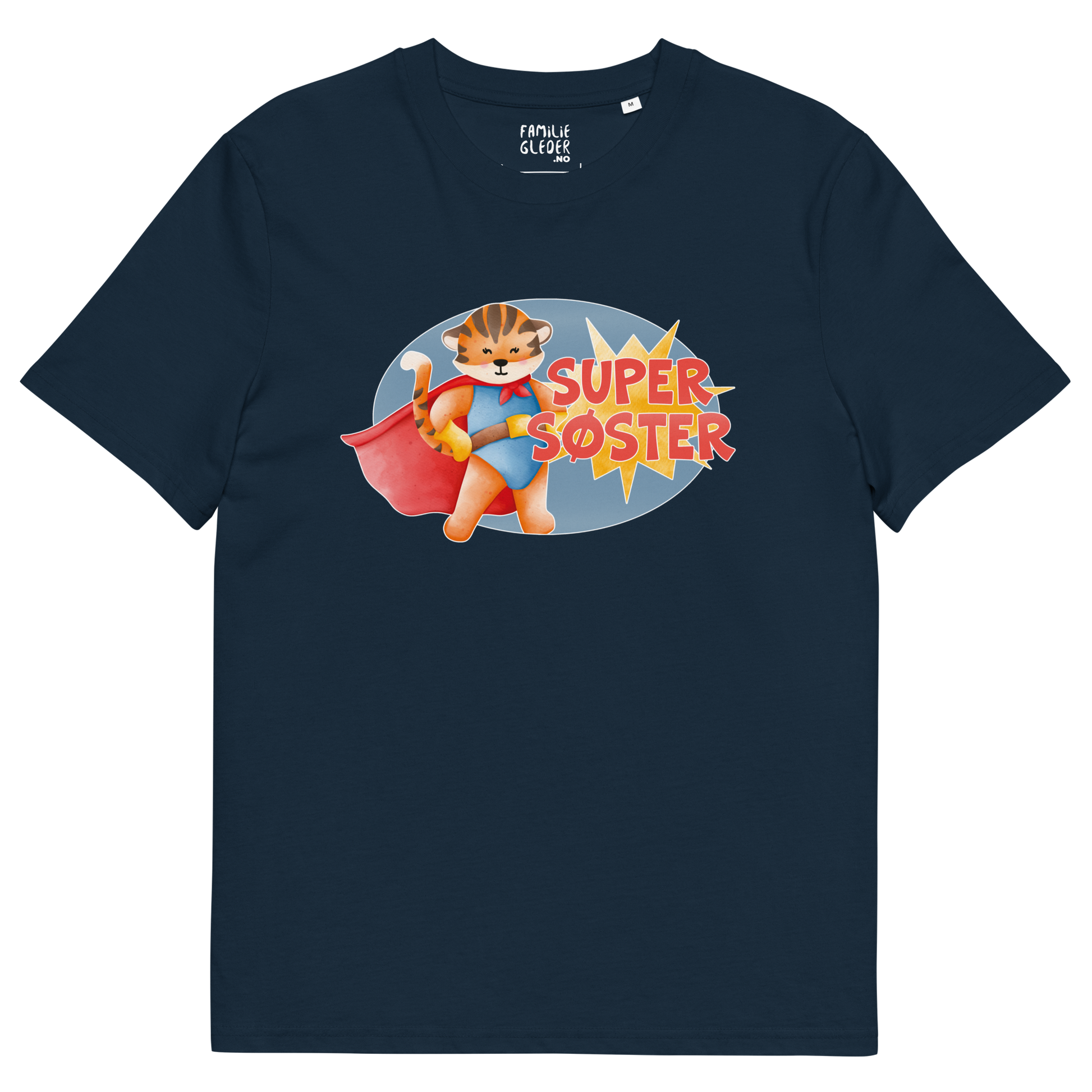 Mørkeblå t-skjorte som ligger flatt, med teksten "Supersøster" og figur av en stolt tiger i superhelt-klær. Foto.