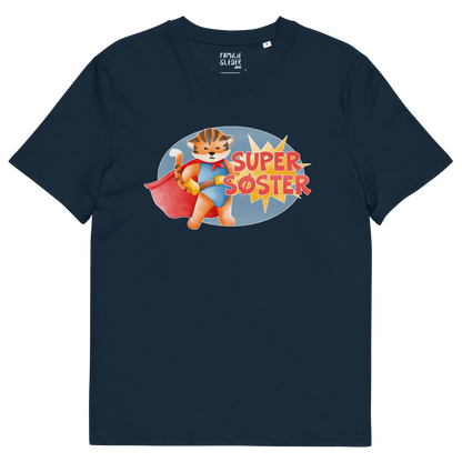 Mørkeblå t-skjorte som ligger flatt, med teksten "Supersøster" og figur av en stolt tiger i superhelt-klær. Foto.