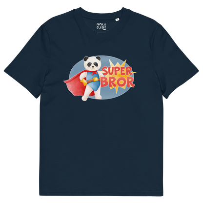 Mørkeblå t-skjorte som ligger flatt, med teksten "Superbror" og figur av en stolt panda i superhelt-klær. Foto.