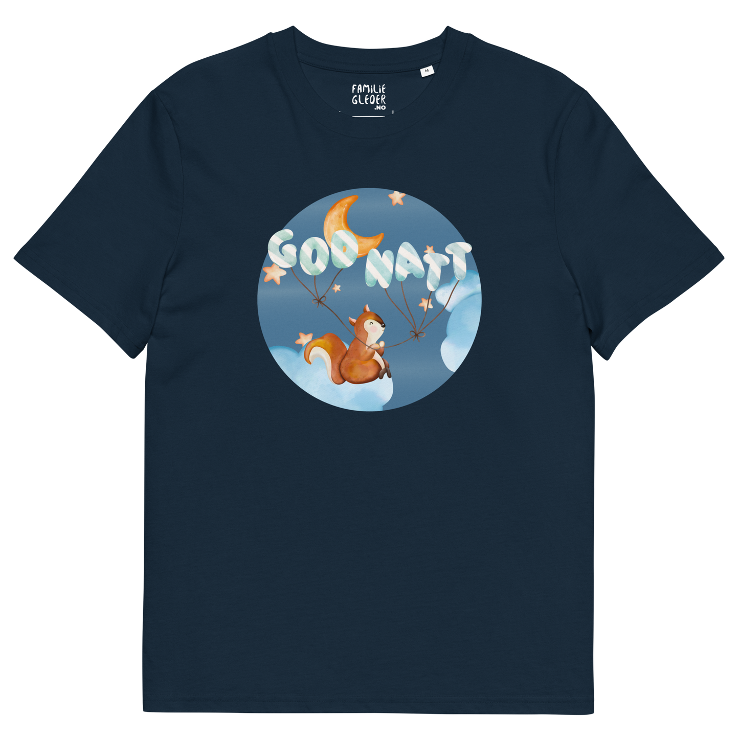 Mørkeblå t-skjorte som ligger flatt, med et lykkelig ekorn som sitter på en sky og holder ballonger med teksten "God natt". Foto.