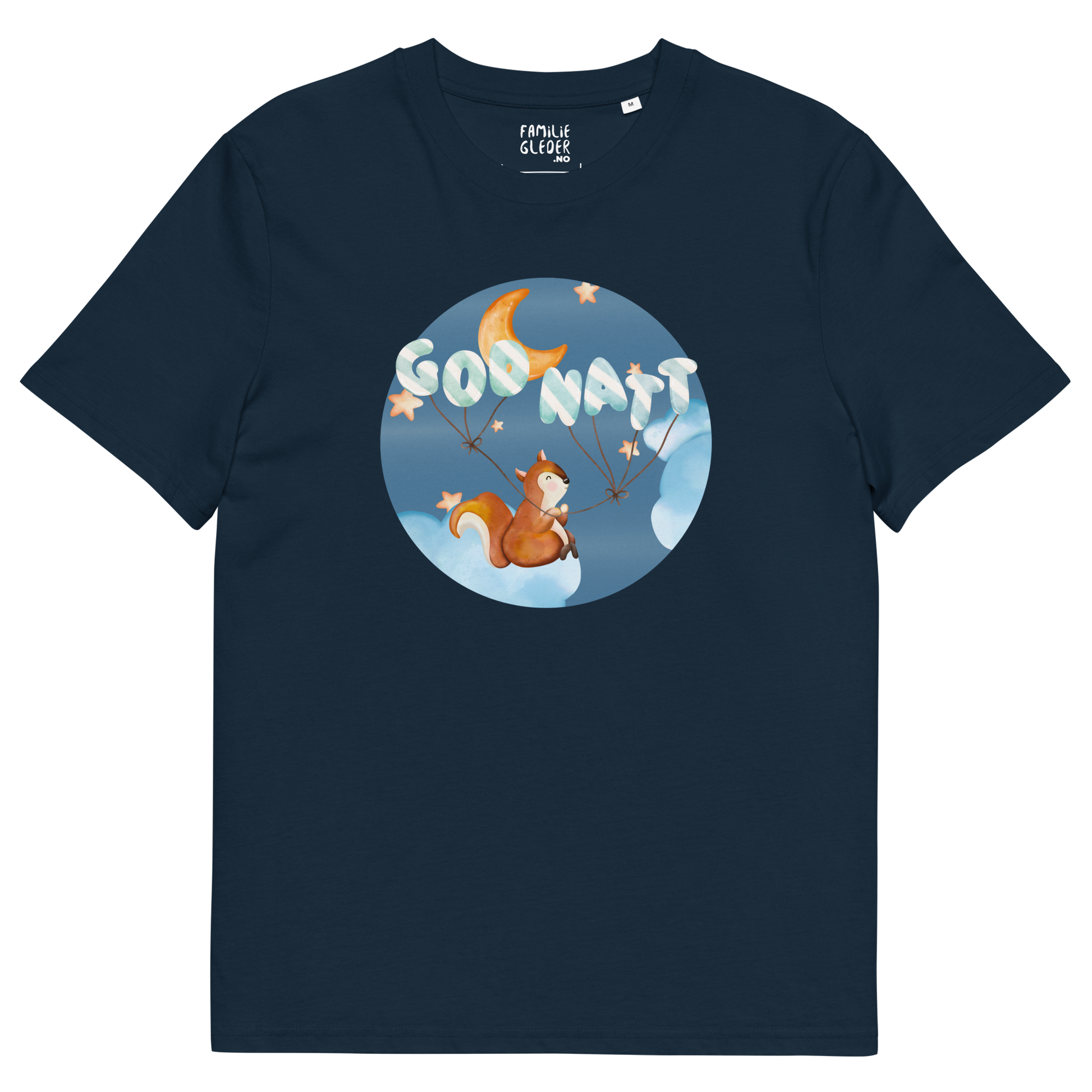 Mørkeblå t-skjorte som ligger flatt, med et lykkelig ekorn som sitter på en sky og holder ballonger med teksten "God natt". Foto.