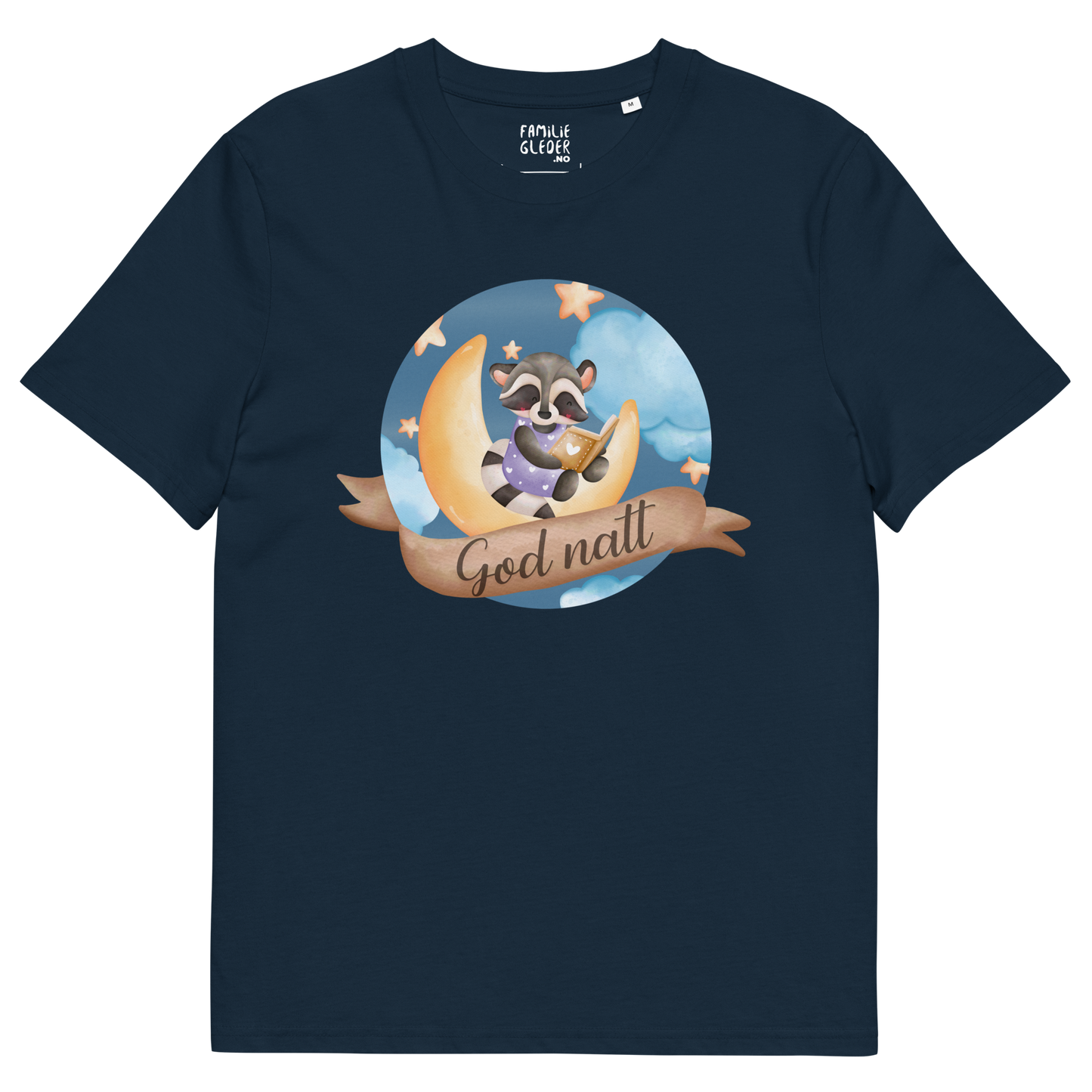Mørkeblå t-skjorte som ligger flatt, med teksten "God natt" og figur av en lykkelig vaskebjørn som sitter på månen og leser en bok. Foto.