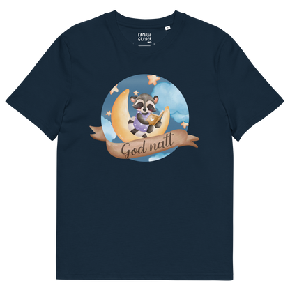 Mørkeblå t-skjorte som ligger flatt, med teksten "God natt" og figur av en lykkelig vaskebjørn som sitter på månen og leser en bok. Foto.