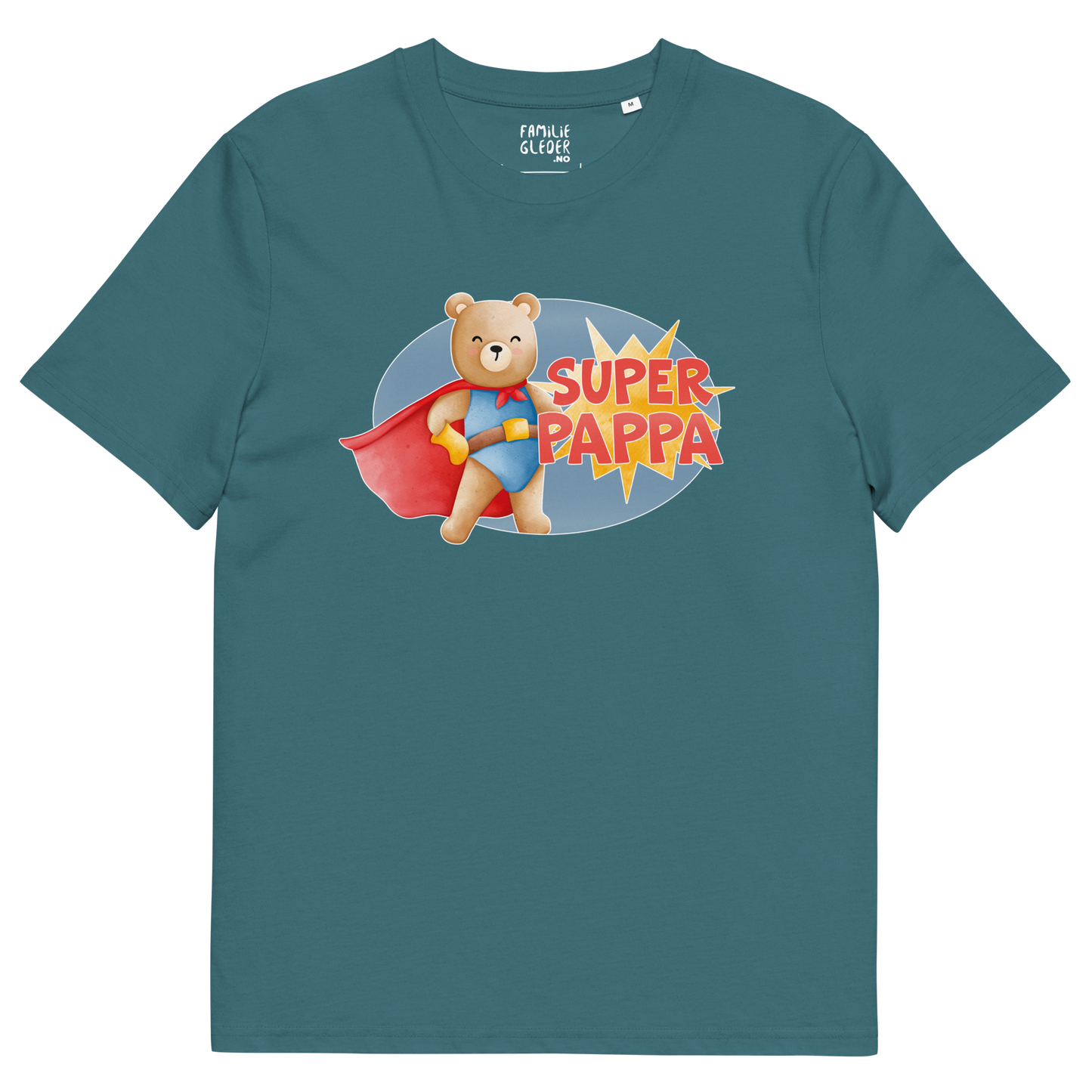Mørk grønnblå t-skjorte som ligger flatt, med teksten "Superpappa" og figur av en stolt bamse i superhelt-klær. Foto.