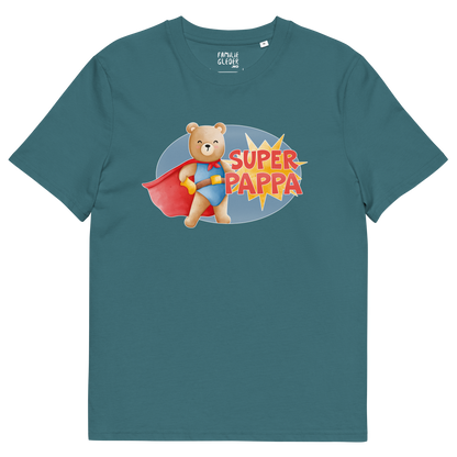 Mørk grønnblå t-skjorte som ligger flatt, med teksten "Superpappa" og figur av en stolt bamse i superhelt-klær. Foto.
