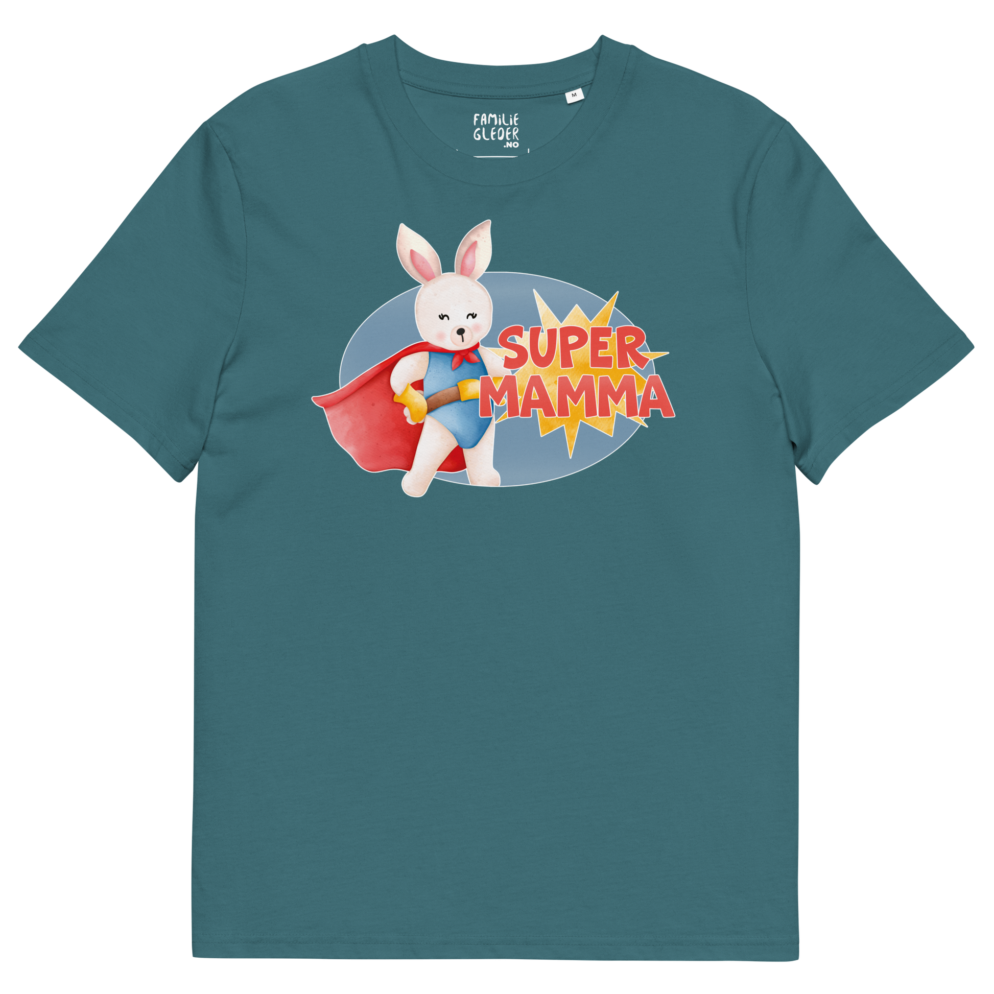 Mørk grønnblå t-skjorte som ligger flatt, med teksten "Supermamma" og figur av en stolt kanin i superhelt-klær. Foto.
