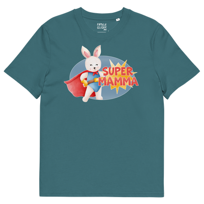 Mørk grønnblå t-skjorte som ligger flatt, med teksten "Supermamma" og figur av en stolt kanin i superhelt-klær. Foto.
