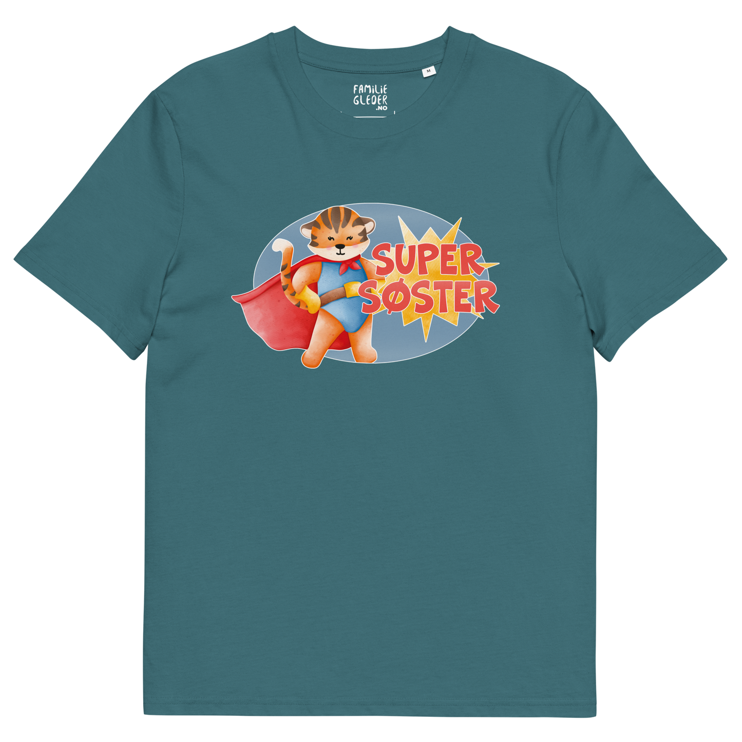 Mørk grønnblå t-skjorte som ligger flatt, med teksten "Supersøster" og figur av en stolt tiger i superhelt-klær. Foto.