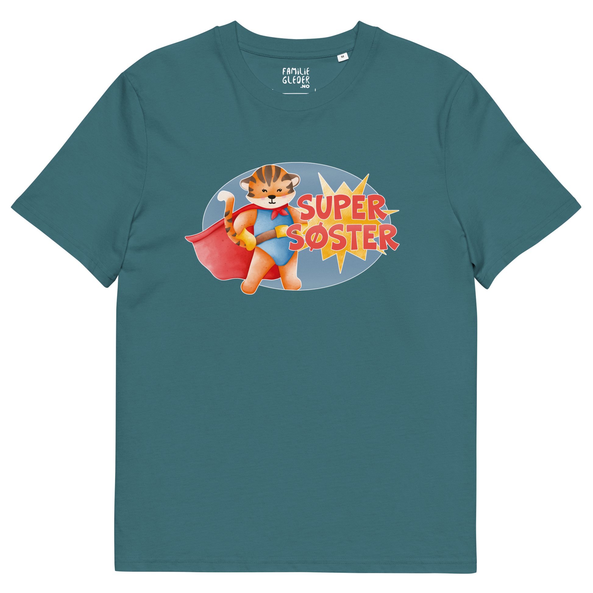 Mørk grønnblå t-skjorte som ligger flatt, med teksten "Supersøster" og figur av en stolt tiger i superhelt-klær. Foto.