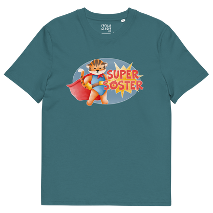 Mørk grønnblå t-skjorte som ligger flatt, med teksten "Supersøster" og figur av en stolt tiger i superhelt-klær. Foto.