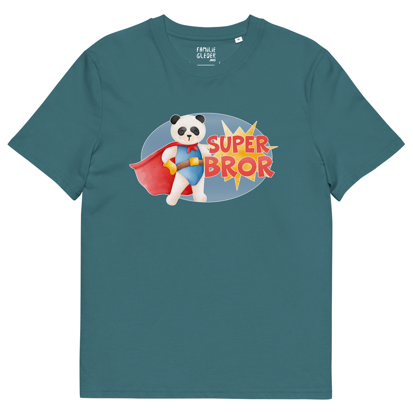 Mørk grønnblå t-skjorte som ligger flatt, med teksten "Superbror" og figur av en stolt panda i superhelt-klær. Foto.