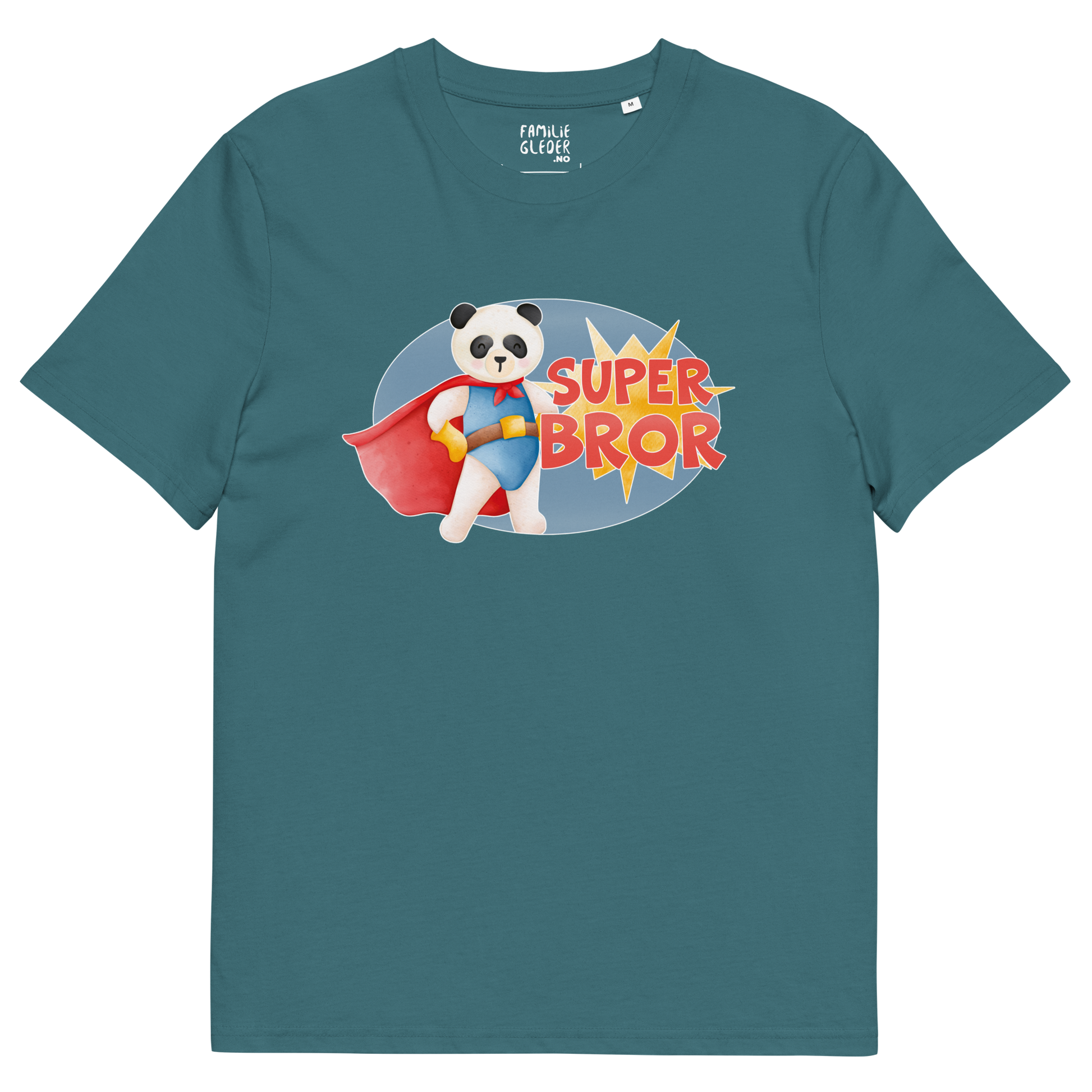 Mørk grønnblå t-skjorte som ligger flatt, med teksten "Superbror" og figur av en stolt panda i superhelt-klær. Foto.