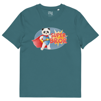 Mørk grønnblå t-skjorte som ligger flatt, med teksten "Superbror" og figur av en stolt panda i superhelt-klær. Foto.