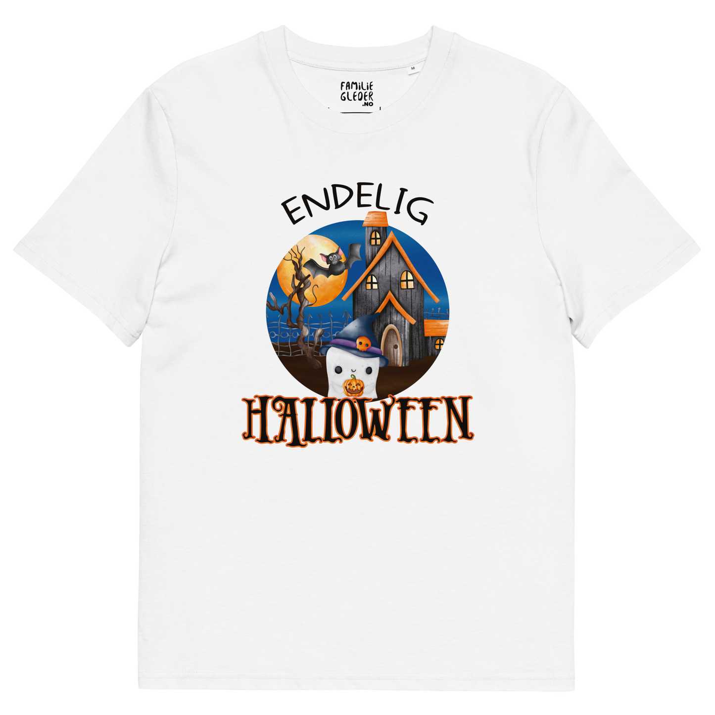 Hvit t-skjorte som ligger flatt, med teksten "Endelig halloween" og figur av et søtt spøkelse med heksehatt foran et hus med en stor fullmåne i bakgrunnen. Foto.