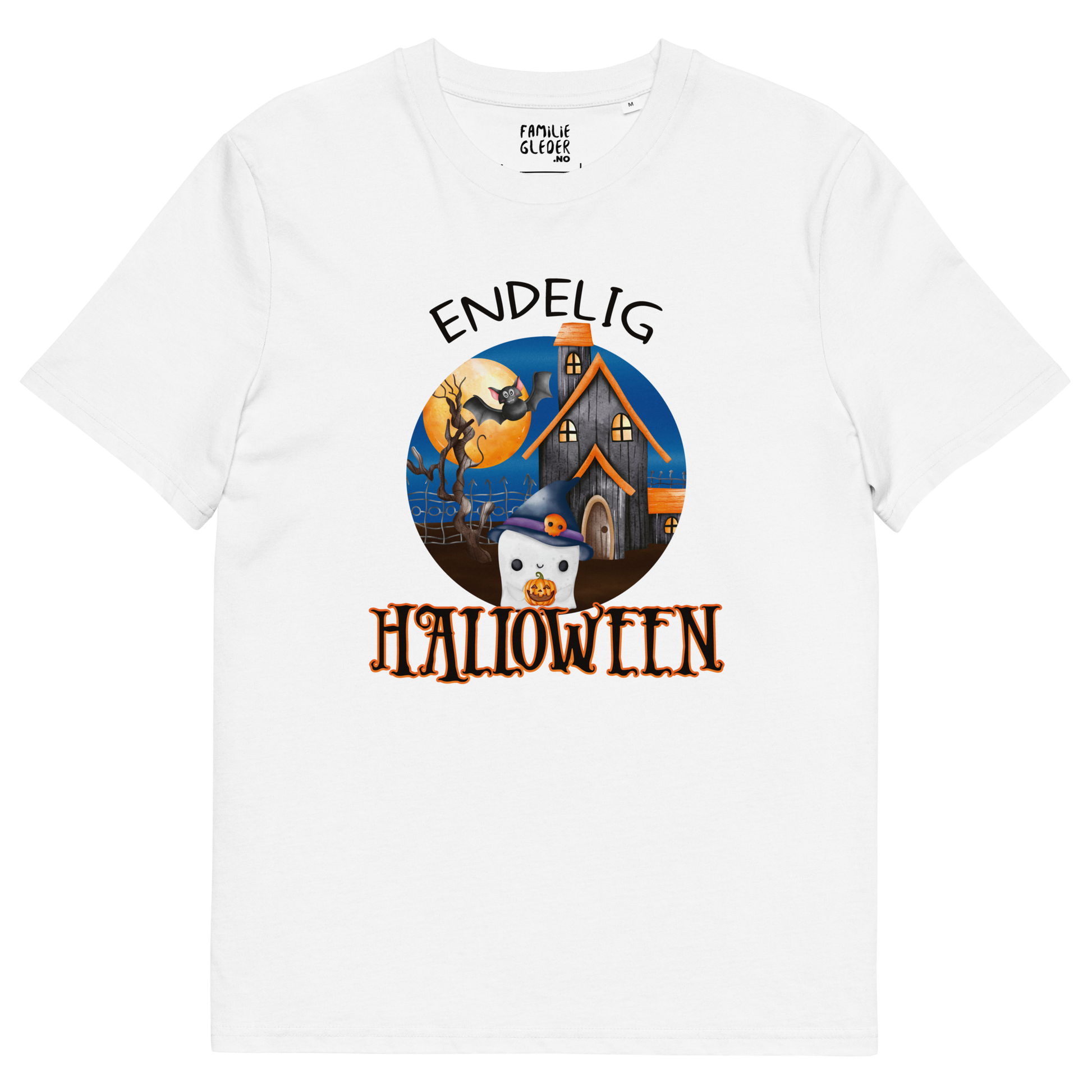 Hvit t-skjorte som ligger flatt, med teksten "Endelig halloween" og figur av et søtt spøkelse med heksehatt foran et hus med en stor fullmåne i bakgrunnen. Foto.