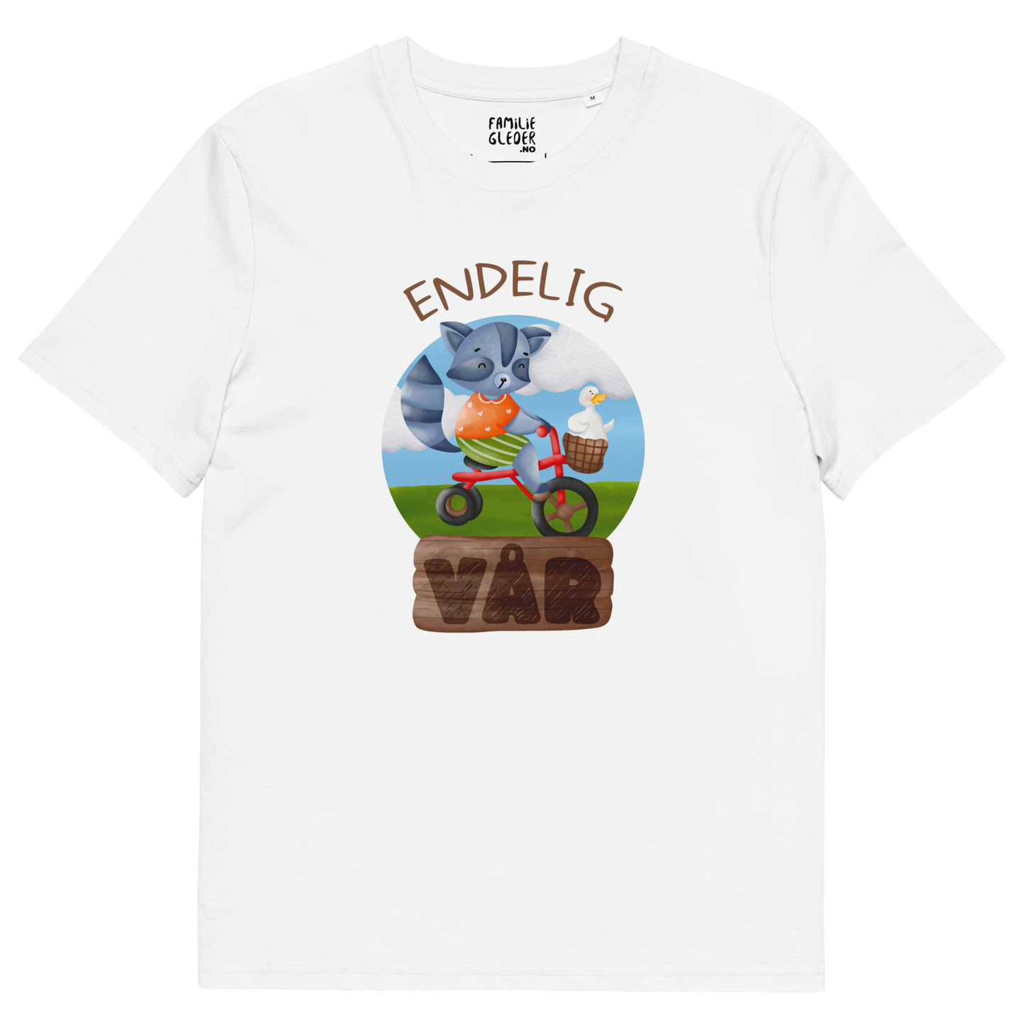Hvit t-skjorte som ligger flatt, med teksten "Endelig vår" og figur av en glad vaskebjørn på sykkel med en fornøyd gås i kurven på styret. Foto.