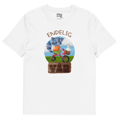 Hvit t-skjorte som ligger flatt, med teksten "Endelig vår" og figur av en glad vaskebjørn på sykkel med en fornøyd gås i kurven på styret. Foto.